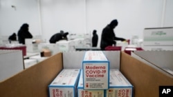Cajas con la vacuna de Moderna contra el COVID-19 son preparadas para enviar al centro de distribución McKesson, en Olive Branch, Mississippi, el 20 de diciembre de 2020.