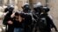Израильские полицейские задерживают палестинца у мечети Аль-Акса (архивное фото) 