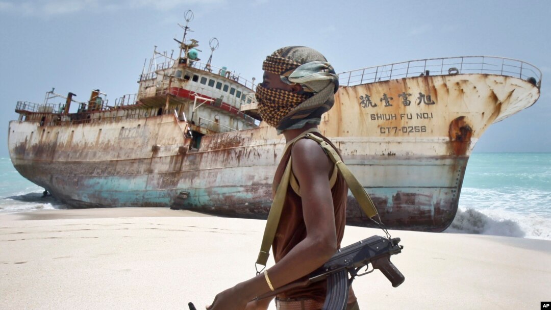 Pembajak Somalia melewati kapal nelayan.