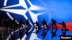 Sejumlah pasukan tempur tampak terlihat di depan logo NATO dan warna bendera Rusia dalam sebuah ilustrasi, 13 Februari 2022 ini. (Foto: REUTERS/Dado Ruvic)