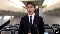 El primer ministro de Canadá, Justin Trudeau, hace declaraciones a reporteros que lo acompañaban a un acto de campaña cuando iban en un avión en Halifax, Nueva Escocia, el miércoles 18 de septiembre de 2019.