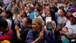 Una mujer golpea una cacerola durante una protesta de educadores para exigir al gobierno mejoras salariales y el pago de sus beneficios. Caracas, Venezuela, 9 de enero de2023. (AP Photo/Ariana Cubillos)
