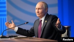 El presidente ruso Vladimir Putin participa en una conferencia de prensa en la cumbre de los BRICS en Kazán, Rusia, el 24 de octubre de 2024. (REUTERS)