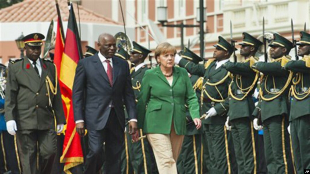 Chanceler alemã, Angela Merkel, passa em revista a guarda de honra angolana acompanhada pelo Presidente José Eduardo dos Santos