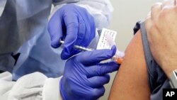 Injection du vaccin Moderna dans le cadre des essais cliniques à l'institut de recherche médicale de Kaiser Permanente, à Seattle dans l'Etat de Washington, le 16 juillet 2020. (Photo AP)