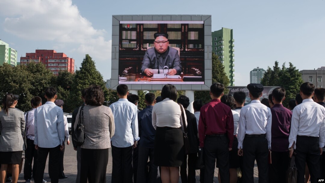 Người dân Triều Tiên xem truyền hình về tuyên bố của nhà lãnh đạo Kim Jong Un chống Tổng thống Mỹ Donal Trump ngày 23/9/2017.