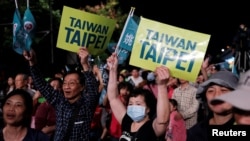 Para pendukung partai berkuasa Partai Demokratik Progresif dalam sebuah kampanye untuk pemilihan paruh waktu di Taipei, Taiwan, 21 November 2018.
