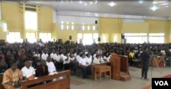 Hundreds of Nigerians, in the company of Cameroonians, pray for peace in Cameroon's restive English-speaking regions, at Saint Joseph's Anglophone Parish in Cameroon's capital, Yaounde, Sept. 6, 2019. (M.Kindzeka/VOA)