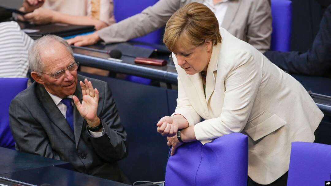 Thủ tướng Đức Angela Merkel nói chuyện với Bộ trưởng Tài chính Wolfgang Schaeuble trước cuộc tranh luận về vụ Brexit tại Berlin, ngày 28/6/2016.