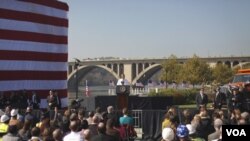 Presiden Obama menyampaikan pidato di depan jembatan Key yang menghubungkan Arlington, Virginia dan ibukota Washington, DC, Rabu (2/11), mengimbau Kongres AS agar meloloskan RUU Tenaga Kerja usulannya.