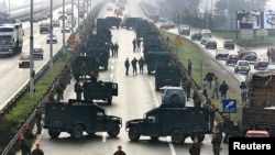 Pripadnici JSO blokiraju autoput Gazela, arhivska fotografija (Foto: Reuters/Goran Tomašević)