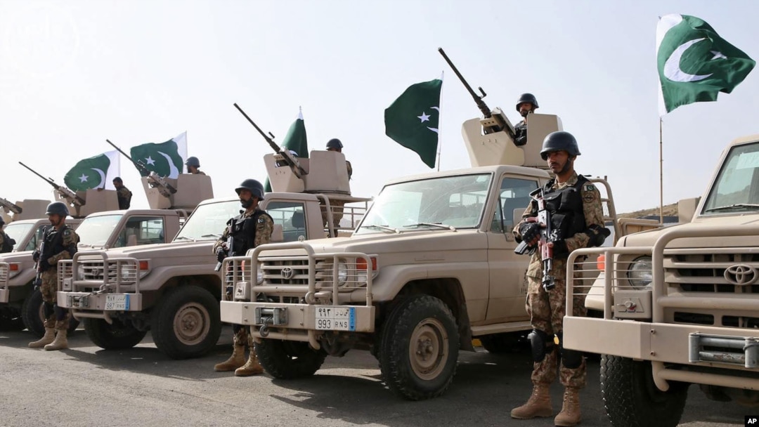 Tentara Kerajaan Arab Saudi dan Pasukan Khusus Pakistan dalam latihan militer bersama "Al-Samsam5" di lapangan Shamrakh, utara kawasan Baha, Arab Saudi, 30 Maret 2015.