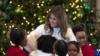 Melania Trump honra las tradiciones navideñas de la Casa Blanca