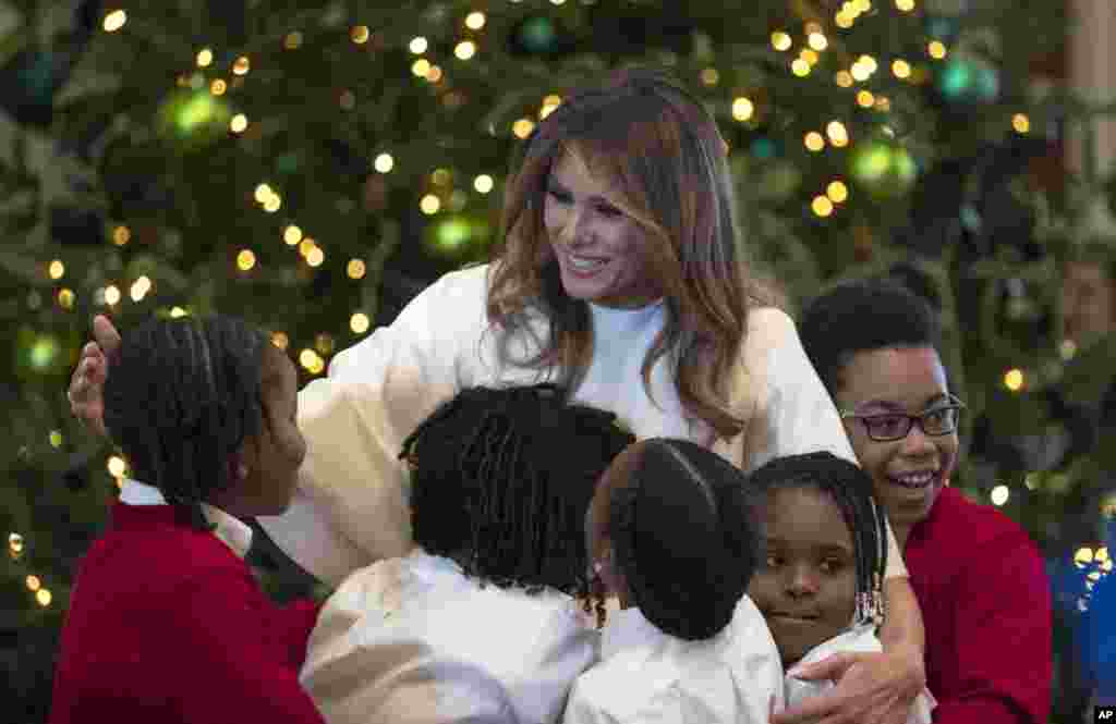 La primera dama da la bienvenida a niños afroamericanos en la Casa Blanca.