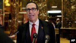 Steven Mnuchin, yang dipilih oleh Donald Trump sebagai Menkeu AS, tiba di kediaman Trum di Trump Tower, New York, Rabu (30/11).