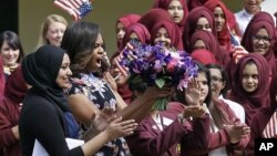 Ibu negara AS Michelle Obama disambut oleh siswa dan guru 'Mulberry School for Girls' di London timur, 16 Juni 2015. 