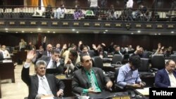 
El parlamento venezolano de mayoría opositora, dio apoyo a la destituida fiscal Luisa Ortega Díaz y rechazó la Constituyente del Gobierno de Nicolás Maduro.
