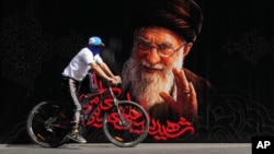 پوستری از علی خامنه‌ای، رهبر دوم جمهوری اسلامی که در دقایق اولیه عملیات مشترک آمریکا و اسرائيل، در ۹ اسفند ۱۴۰۴، کشته شد.