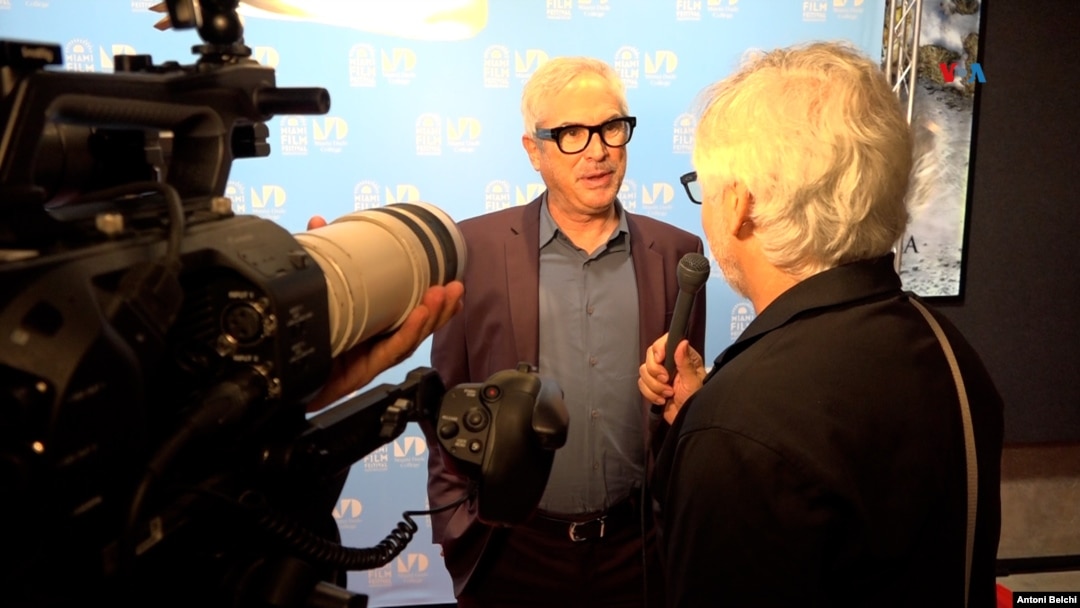 Alfonso Cuarón atiende a los medios de comunicación durante un evento organizado por el Festival de Cine de Miami, en Florida. (Foto: Antoni Belchi / VOA)