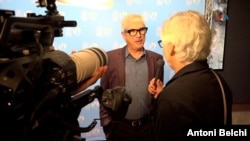 Alfonso Cuarón atiende a los medios de comunicación durante un evento organizado por el Festival de Cine de Miami, en Florida. (Foto: Antoni Belchi / VOA)