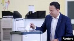 El primer ministro irlandés, Leo Varadkar, emite su voto en Dublín el referéndum para legalizar el aborto en Irlanda el viernes, 25 de mayo, de 2018.