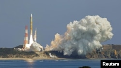 Ракета H3 со спутником наземного наблюдения стартует со стартовой площадки космического центра Танегасима, Япония, 7 марта 2023 года