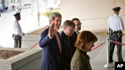 Musisi Jerman, Stefan Aaron bermain piano pada &#39;karpet terbang&#39; di atas bandara Munich, Jerman.