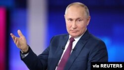 Presiden Rusia Vladimir Putin berbicara soal isu suksesi dalam siaran langsung televisi di Moskow, Rusia, Rabu 30 Juni 2021. (Sputnik/Sergei Savostyanov/Pool via Reuters)