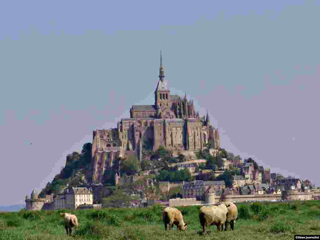 ພາສາດຫີນກາງນໍ້າ Mont Saint Michel ທີ່ Normandy