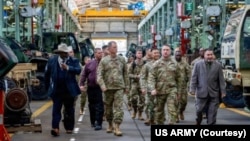 미 제8전장지원사령부(8th Theater Sustainment Command) 사령관 개빈 가드너 소장(앞줄 군복 왼쪽)이 한국을 방문해 군 시설을 둘러보고 있다.