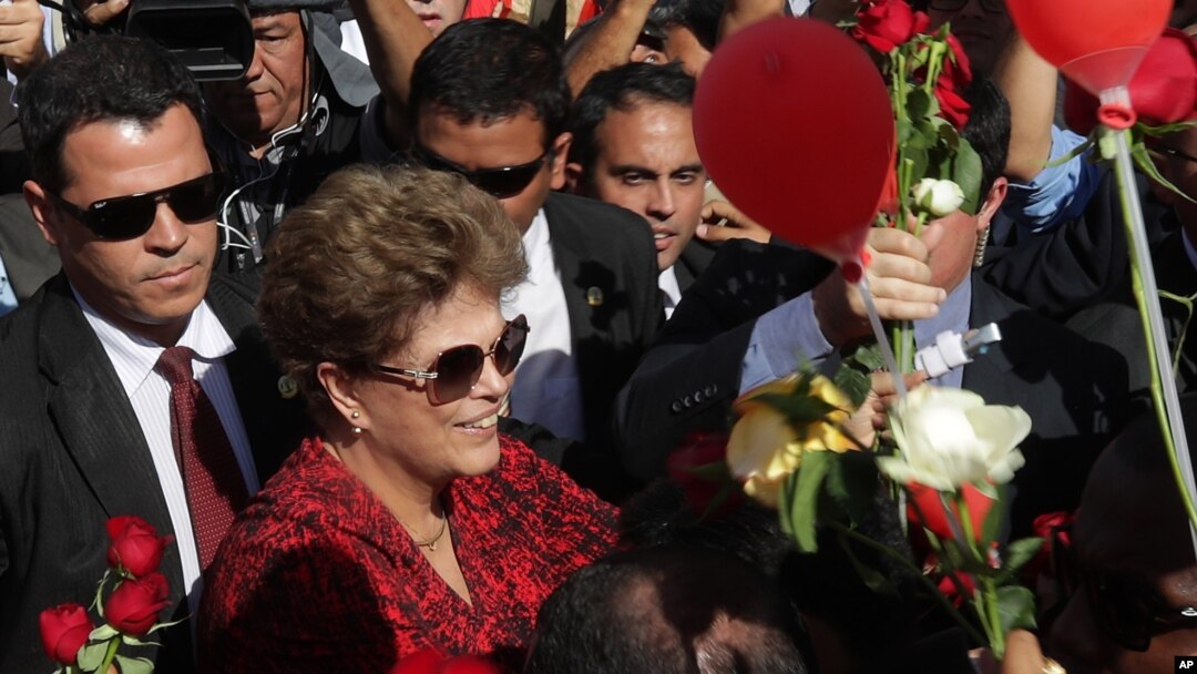 Mantan presiden Brazil Dilma Rousseff meninggalkan istana kepresidenan, Alvorada Palace, Brasilia, Brazil, Selasa (6/9), hanya enam hari setelah senat negara itu memutuskan untuk memakzulkannya. (AP Photo/Eraldo Peres).