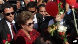 Mantan presiden Brazil Dilma Rousseff meninggalkan istana kepresidenan, Alvorada Palace, Brasilia, Brazil, Selasa (6/9), hanya enam hari setelah senat negara itu memutuskan untuk memakzulkannya. (AP Photo/Eraldo Peres).