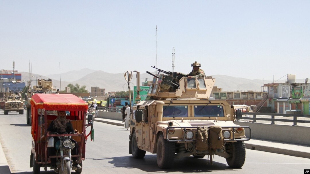 غزنی میں افغان سیکیورٹی فورسز گشت کر رہی ہیں۔ فائل 