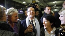 Kandidat Capres Perancis dari Partai Socialist, Francois Hollande, di bandara Brive, Perancis (22/4) 