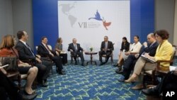 Los presidentes Obama y Castro, y sus respectivas comitivas, reunidos durante la Cumbre de las Américas en Panamá, la semana pasada.