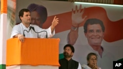 인도 국민회의당의 부총재인 라훌 간디가 지난해 11월 지방선거에 당선된 의원들 앞에서 연설하고 있다.