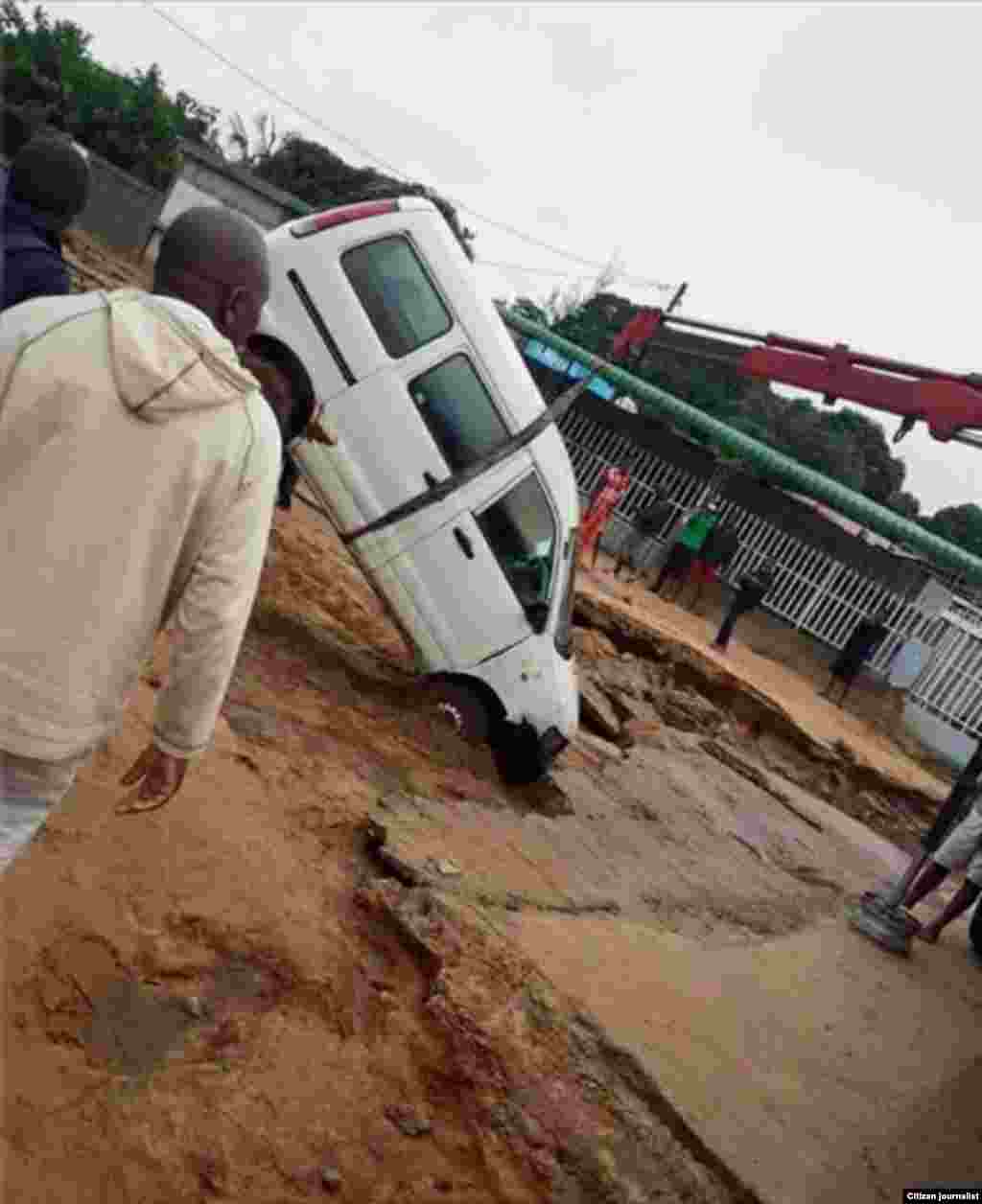 Carro puxado por máquina após chuvas da madrugada de 16 de Dezembro em Maputo