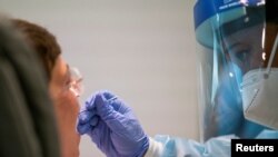 미국 뉴욕 시민이 신종 코로나바이러스 감염증 검사를 받고 있다. (자료사진)