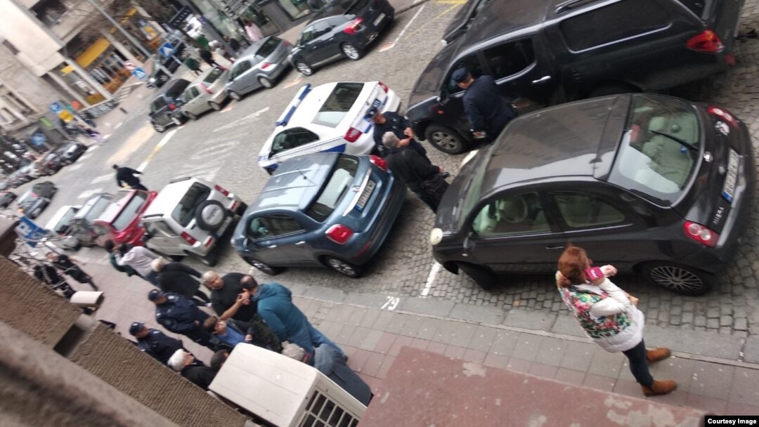 Policija, članovi Jevrejske opštine Beograd i pripadnici privatnog obezbeđenja ispred sedišta JOB-a, nakon lažne dojave o postavljenoj bombi u zgradi JOB-a, u Beogradu, 16. marta 2019. (Foto: Jovani Varon, JOB)