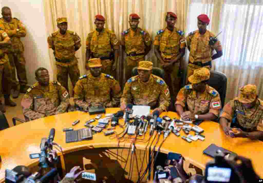 Le général Honoré Traoré Nabere, troisième à gauche à l&rsquo;avant-plan, qui s&rsquo;est proclamé chef de l&rsquo;Etat du Burkina Faso, parle lors d&#39;une conférence de presse tenue à Ouagadougou, au Burkina Faso, le vendredi 31 octobre 2014. Le Président Blaise Compaoré a démissionné vendredi, écarté du pouvoir au Burkina Faso après 27 ans par une vague de manifestations violentes dont le point culminant était &nbsp;le saccage et la mise en feu du parlement. (AP Photo / Theo Renaut) 