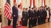 资料照片：在东京赤坂迎宾馆举行的欢迎仪式上，特朗普(左)在日本首相高市早苗(右)的陪同下检阅了仪仗队。(2025年10月28日)