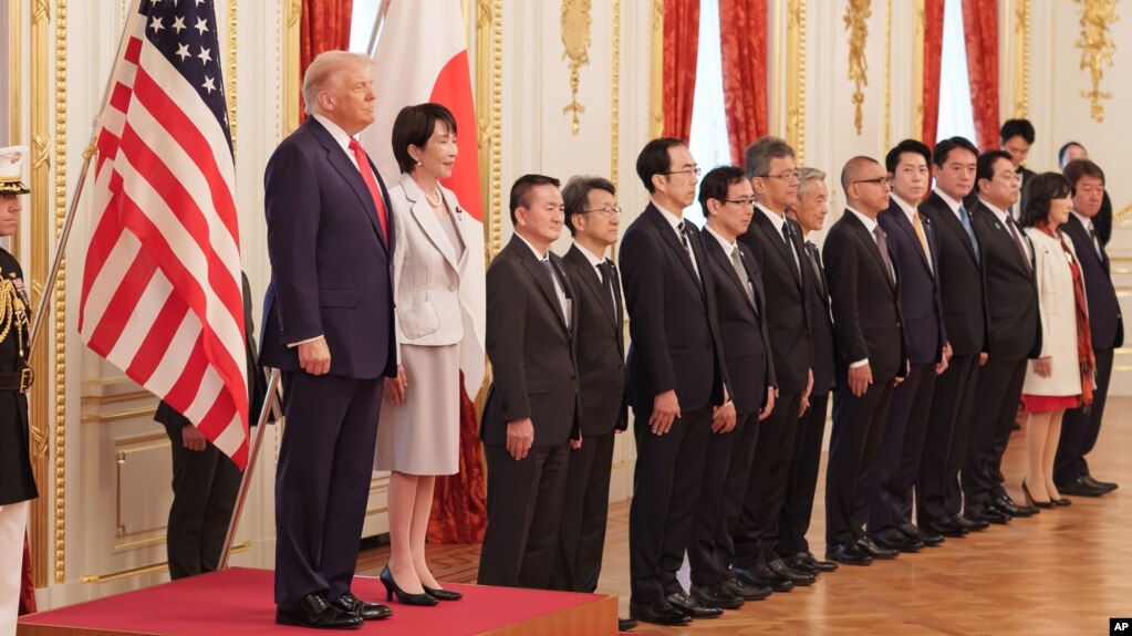 资料照片：在东京赤坂迎宾馆举行的欢迎仪式上，特朗普(左)在日本首相高市早苗(右)的陪同下检阅了仪仗队。(2025年10月28日)