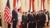 资料照片：在东京赤坂迎宾馆举行的欢迎仪式上，特朗普(左）在日本首相高市早苗（右）的陪同下检阅了仪仗队。（2025年10月28日）