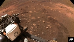 مریخ‌نورد «استقامت» در اولین حرکت خود بر سطح سیاره سرخ، ۴ مارس ۲۰۲۱ - عکس از ناسا 