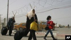 فه‌ڵه‌ستینیه‌کان له‌ سنوری غه‌زه‌وه‌ به‌ ئازادی ده‌چنه‌ نێو میسڕه‌وه‌