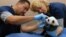 El equipo de veterinarios revisan al bebé panda tan pronto y reabrieron las actividades en el zoológico nacional.[Foto: Courtney Janey, Zoológico Nacional Smithsonian].