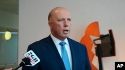 资料照片: 当时担任澳大利亚内政部长的达顿在议会大厦对媒体讲话。(2019年10月17日)