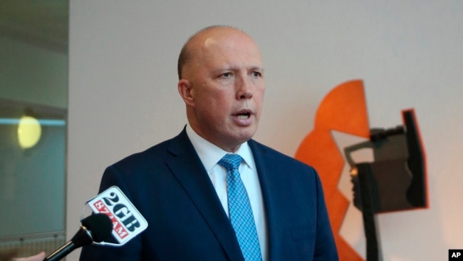 澳大利亚内政部长达顿2019年10月17日在堪培拉国会大厦对媒体讲话。