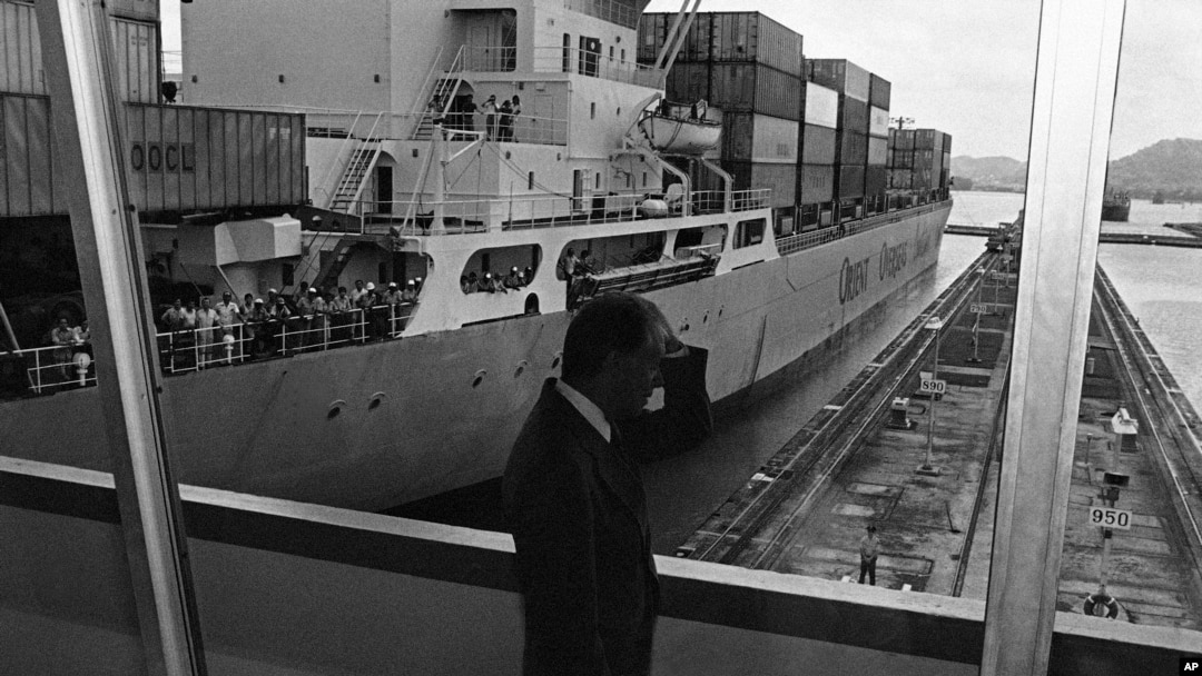 1978 年 6 月 17 日,时任美国总统卡特(Jimmy Carter)在运河区的米拉弗洛雷斯船闸视察巴拿马运河。周五,卡特签署了最终的巴拿马运河条约,于 2000 年将运河控制权移交给巴拿马。(美联社)