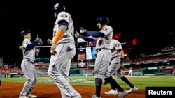 Los peloteros de los Astros de Houston celebran su segunda victoria ante los Nacionales de Washington para empatar (2-2) la Serie Mundial el domingo 27 de octubre de 2019. Reuters.